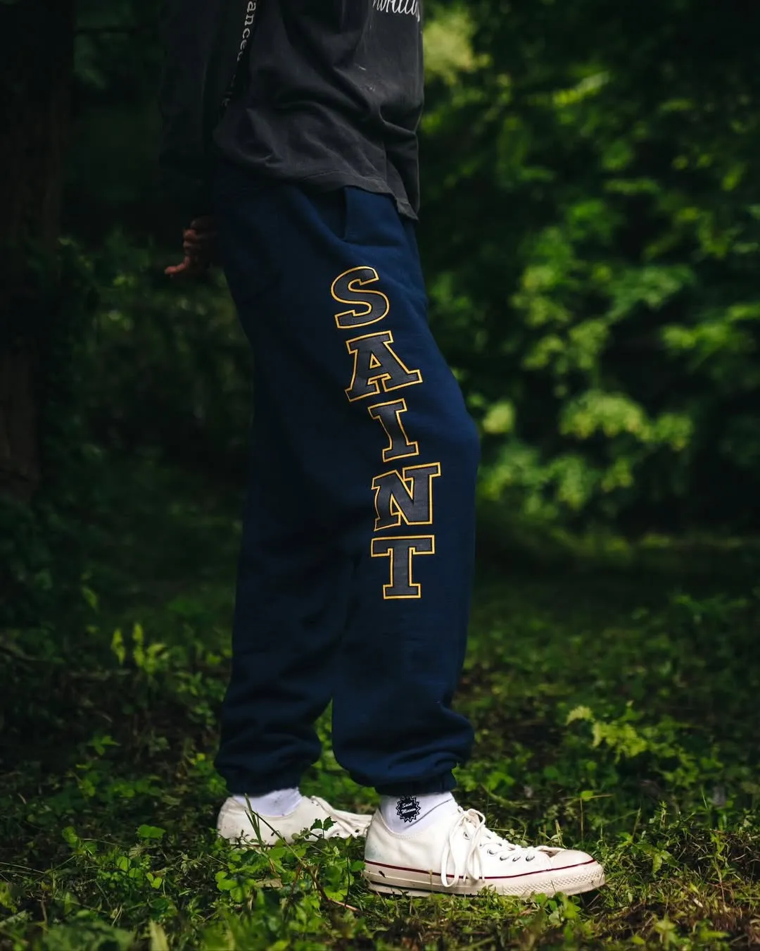 SAINT Mxxxxxx SWEAT PANTS/SAINT/NVY Reflective SAINT sweatpants Blue S-XL Original mold opening Loose tailoring Four needles and six lines boneless technology Top printing technology 3M reflective paste The best reflective effect in the industry Correct version Original consistent main mark/wash mark/cherub anti-counterfeiting
